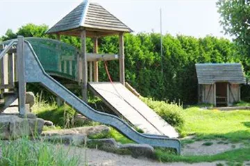 Tiergehege und Spielplatz